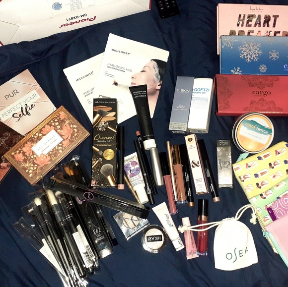 MAKE-UP MYSTERY BAGS!!!! 💯% AUTHENTIC HIGH END! - Picture 1 of 5